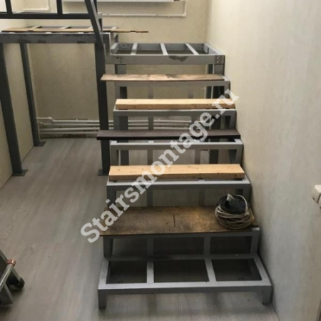 Лестница на металлическом каркасе обшитая дубом № 101 Лестница на металлическом каркасе обшитая дубом № 101