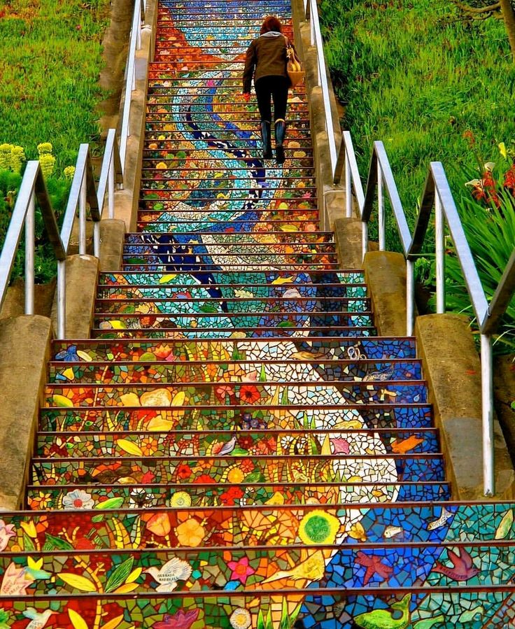 Как выбрать цвет лестницы в доме?