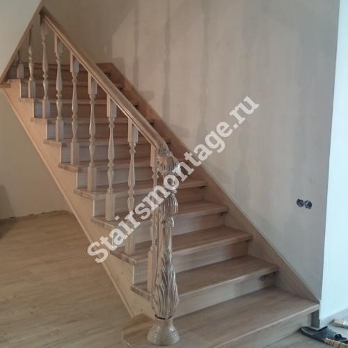 Прямая деревянная лестница на второй этаж - купить в частный дом в Москве и МО