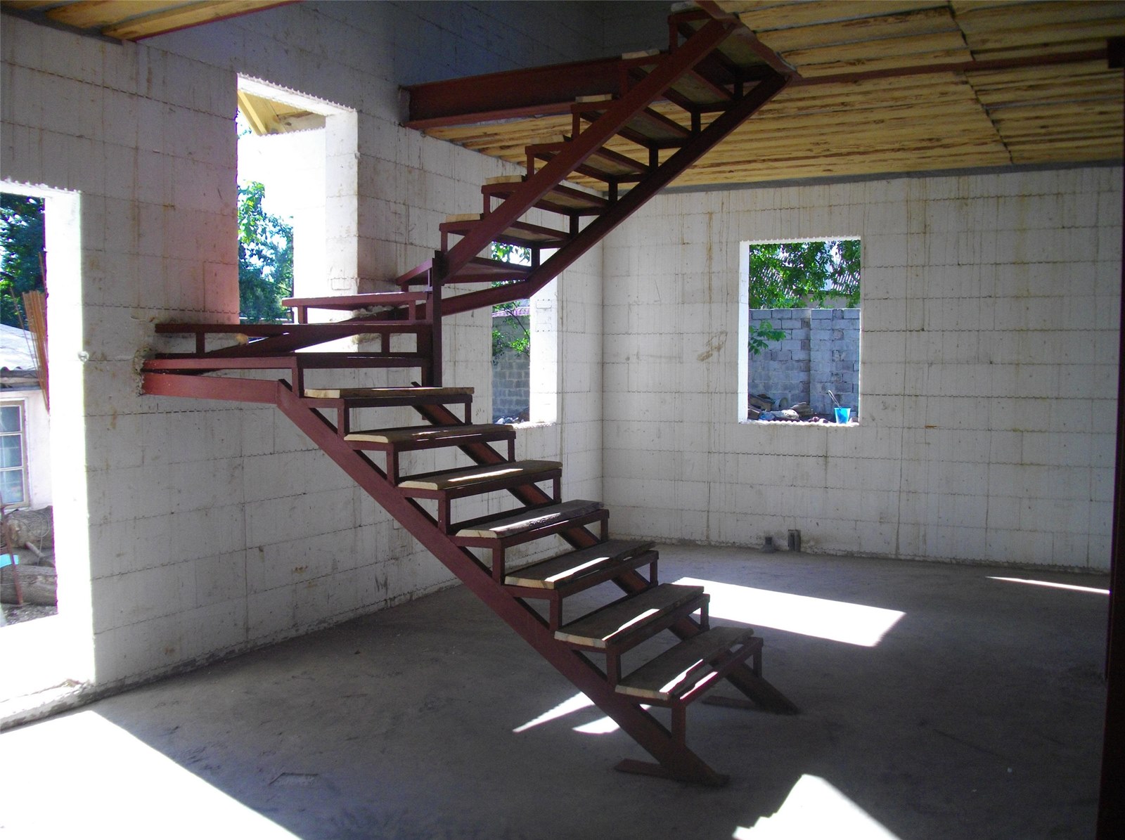 Полувинтовая оригинальная лестница из металла ЛС-2025