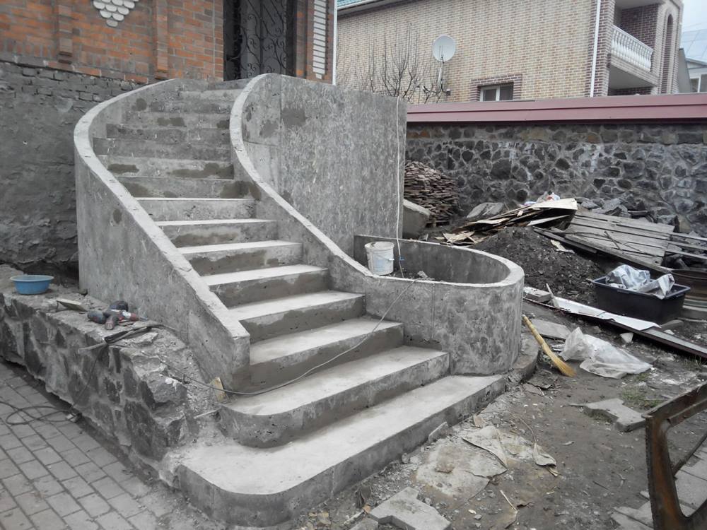Как сделать лестницу из бетона на второй этаж?