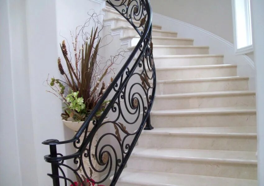 Мраморные лестницы с коваными перилами Мраморные лестницы с коваными перилами