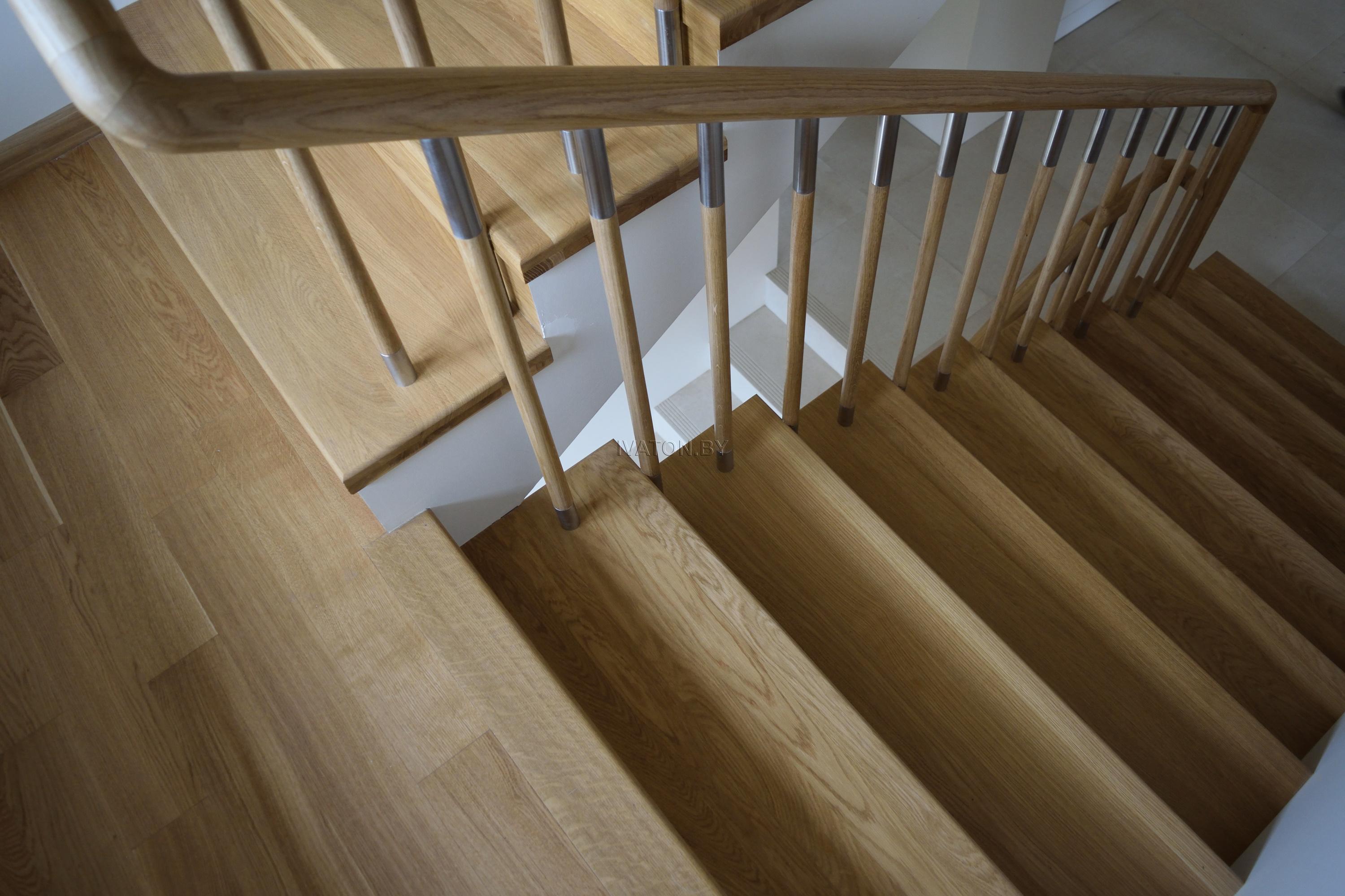 Чем покрыть лестницу и деревянные ступени: морилка, лак или масло
