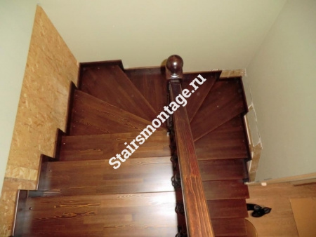 Лестница из лиственницы на второй этаж № 193 Лестница из лиственницы на второй этаж № 193