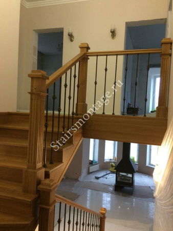 П-образная лестница, поворот на 180 градусов, с площадкой и четырьмя поворотными ступенями № 187