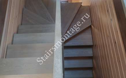 Отделка металлической лестницы с ограждением из стекла в деревне Сонино