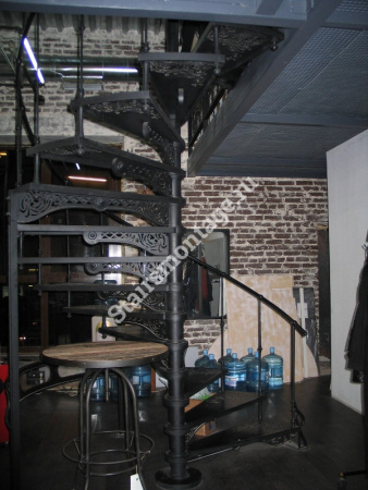 Винтовая металлическая лестница с декоративными элементами № 207