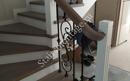 Деревянная лестница в загородном доме в Истре