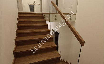 Отделка бетонной лестницы с ограждением из стекла в загородном доме в Николо-Черкизово