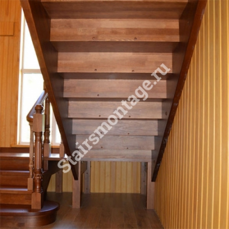 Лестница из сосны на заказ с площадкой № 87