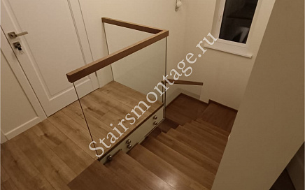 Отделка бетонной лестницы с ограждением из стекла в загородном доме в Николо-Черкизово