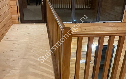 Лестница из сосны в загородном доме в Пушкино