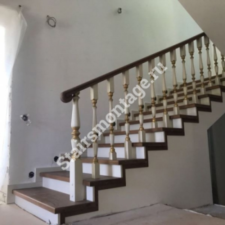 П-образная лестница на заказ из бетона отделанная дубом и сосной № 103