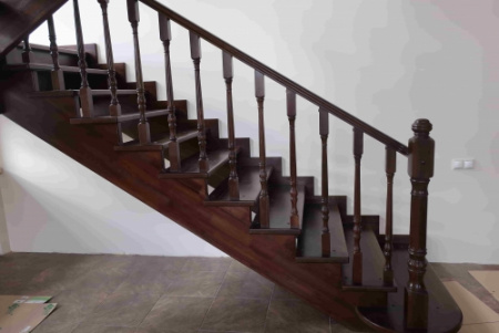 Деревянная лестница № 140 с поворотом на 180 градусов через площадку Деревянная лестница № 140 с поворотом на 180 градусов через площадку