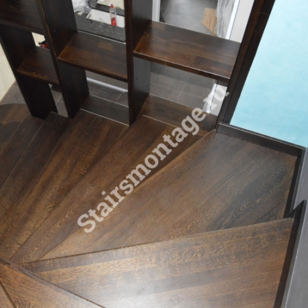 Лестница на заказ из бетона с облицовкой дубом № 70