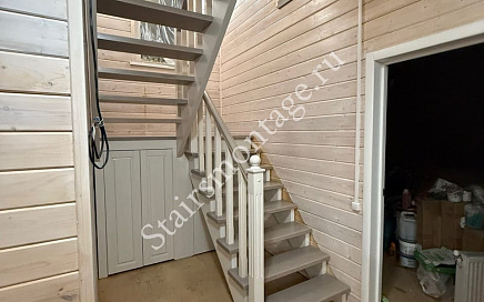 Деревянная лестница  в КП Дольче Вита