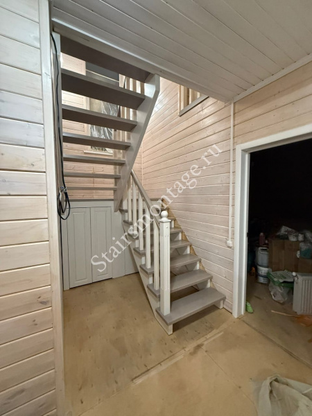 Комбинированная лестница из березы и сосны № 224