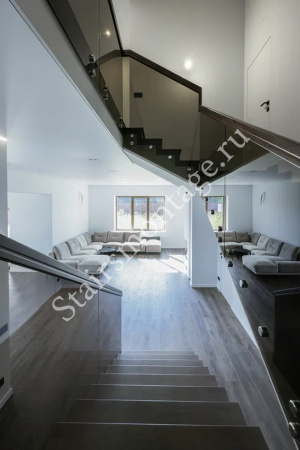 Современная отделка бетонной лестницы со стеклянными ограждениями № 221 Современная отделка бетонной лестницы со стеклянными ограждениями № 221