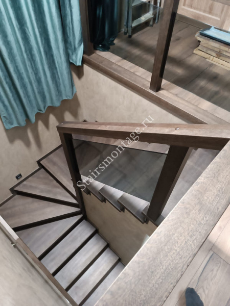 Облицованная металлическая лестница с забежными ступенями и поворотом на 180 градусов № 169