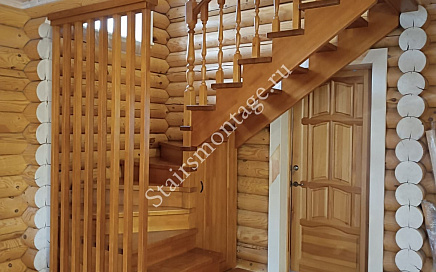 Деревянная лестница с забежными ступенями в СНТ Москворечье