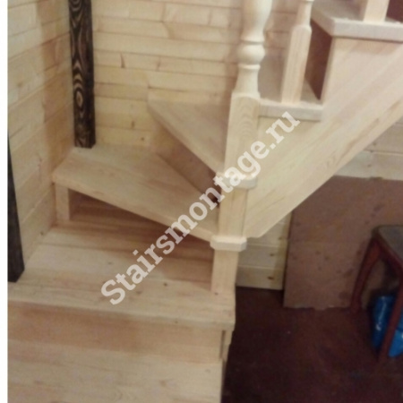 Лестница из сосны на заказ на косоурах № 35