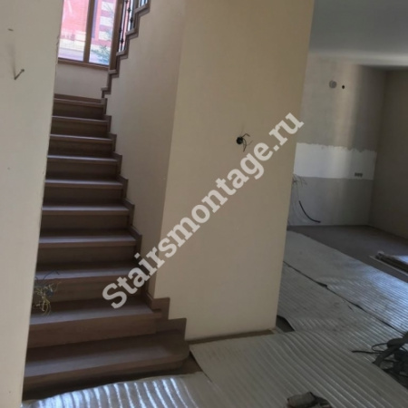 П-образная лестница на заказ из бетона с отделкой дубом № 84