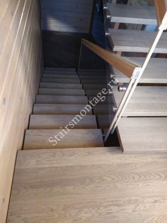 П-образная лестница с площадкой и ограждением из стекла № 175