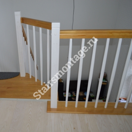 Лестница из сосны на заказ с оригинальным ограждением № 77