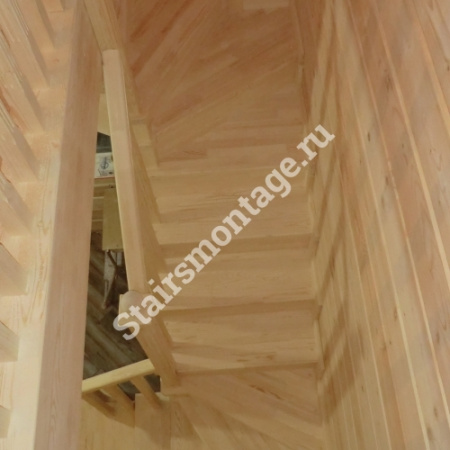 Лестница из сосны на заказ с забежными ступенями № 27