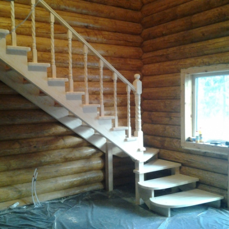 Лестница из сосны на заказ с забежными ступенями № 32 Лестница из сосны на заказ с забежными ступенями № 32