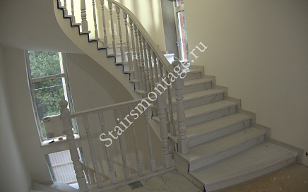 Отделка бетонной лестницы с гнутоклееным поручнем в Конаково