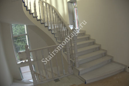 Бетонная лестница с изогнутым поручнем в классическом стиле № 186