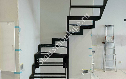 Металлическая лестница в двухуровневой квартире в ЖК Зорге