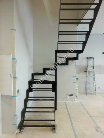 Лестница на металлическом каркасе с обшивкой дубом на заказ № 218 Лестница на металлическом каркасе с обшивкой дубом на заказ № 218