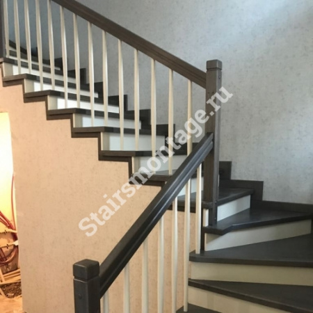 Лестница на заказ из бетона облицованная дубом и сосной Г-образная № 60