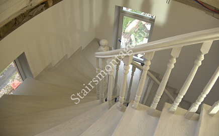 Отделка бетонной лестницы с гнутоклееным поручнем в Конаково