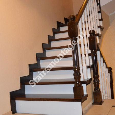 Г-образная лестница на заказ из бетона облицованная сосной № 53