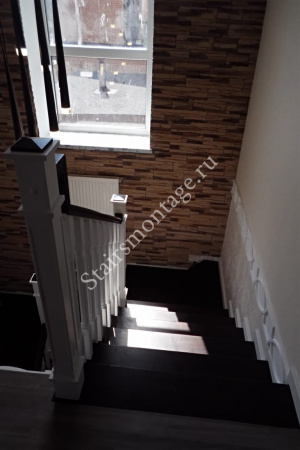 Бетонная лестница с квадратными столбами из дуба и изломами поручней № 181