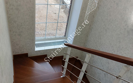 Отделка бетонной лестницы в загородном доме в Солнечногорске