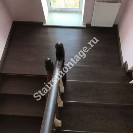 Лестница на заказ из бетона с облицовкой дубом и сосной № 102
