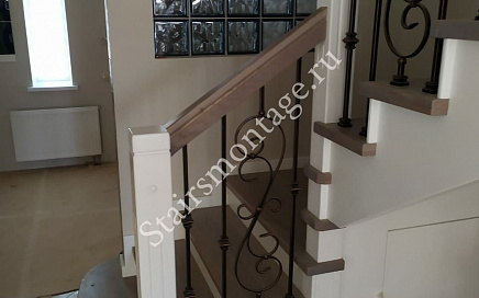 Деревянная лестница в загородном доме в Истре