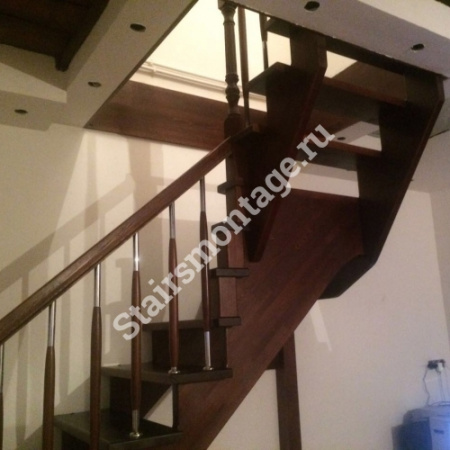 Лестница из сосны на заказ с оригинальным ограждением № 63