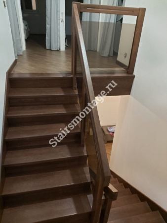 Металлическая лестница с поворотом 180 градусом, со стеклянным ограждением, отделанная дубом № 189