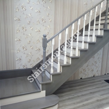 Деревянная лестница из дуба и сосны в загородном доме №109