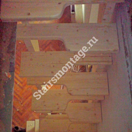 Лестница из сосны на заказ «гусиный шаг» № 48
