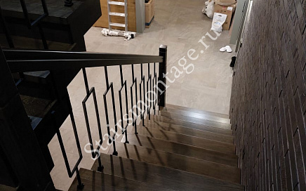 Отделка металлической лестницы в загородном доме в д. Прохорово