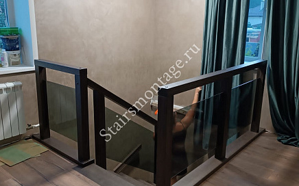 Отделка металлической лестницы с ограждением из стекла в Салтыковке