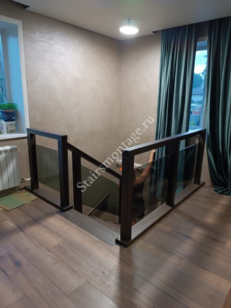 Облицованная металлическая лестница с забежными ступенями и поворотом на 180 градусов № 169