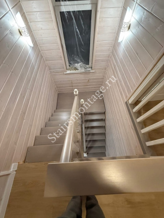 Комбинированная лестница из березы и сосны № 224