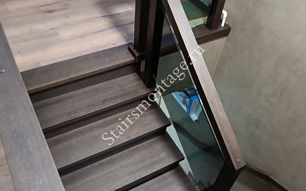 Отделка металлической лестницы с ограждением из стекла в Салтыковке